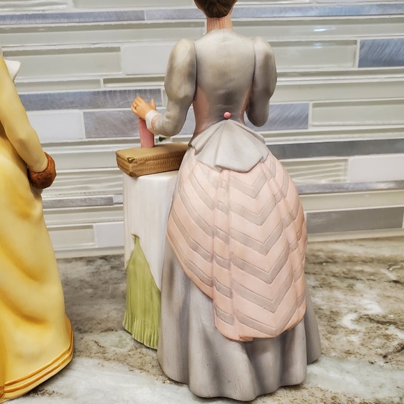 1981 & 1984 Avon Porcelain Women Figurines Avon - Picture 8 of 14